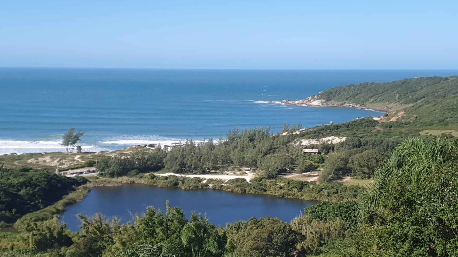 Resid�ncia de 450 m� que oferece uma vista deslumbrante da Praia do Rosa a menos de 200 metros.