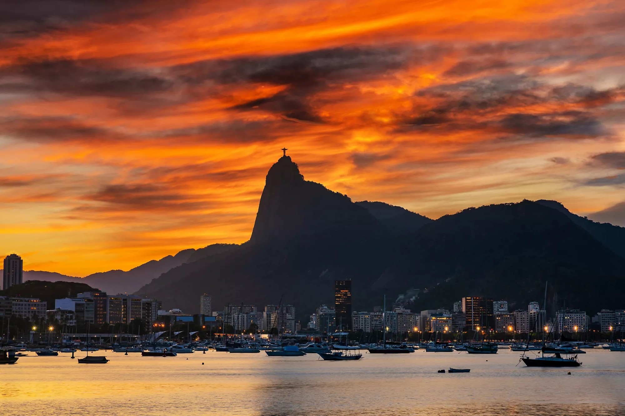 Apartamento raro em Copacabana: 100m�, vaga solta, reformado e Airbnb permitido