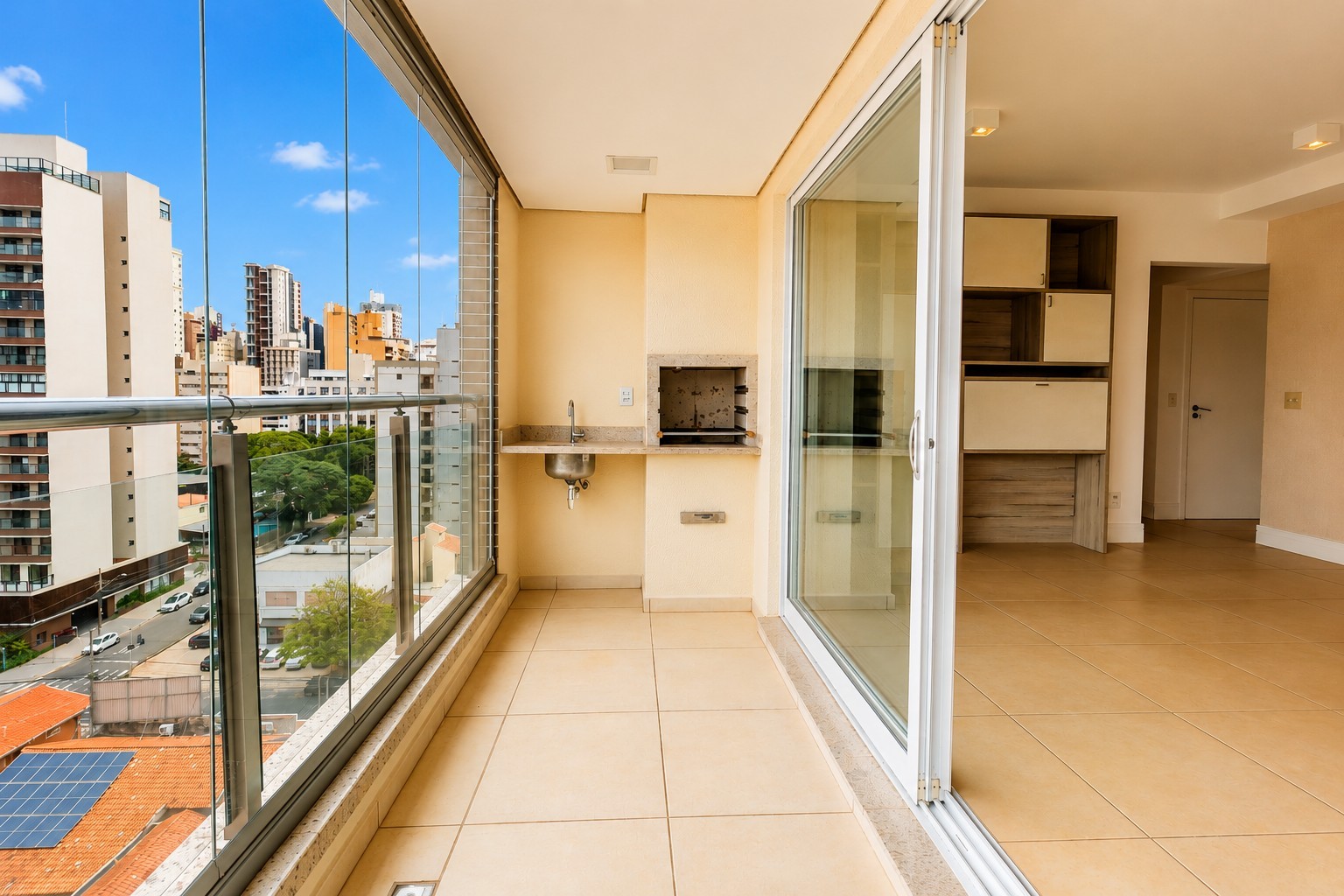 Varanda gourmet, vista aberta e o privil�gio de viver o melhor do Cambu� todos os dias.