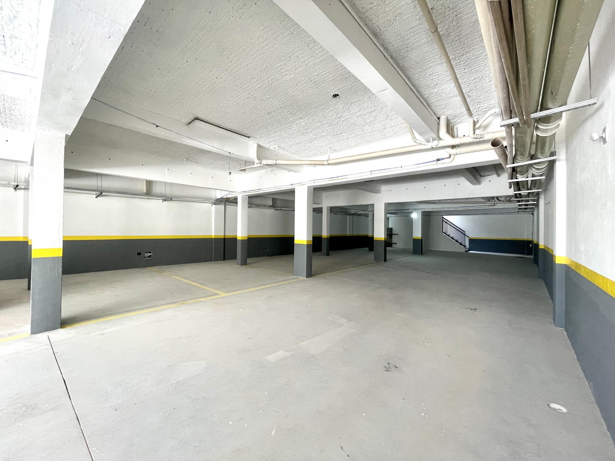 Vagas amplas, soltas, cobertas e fixas