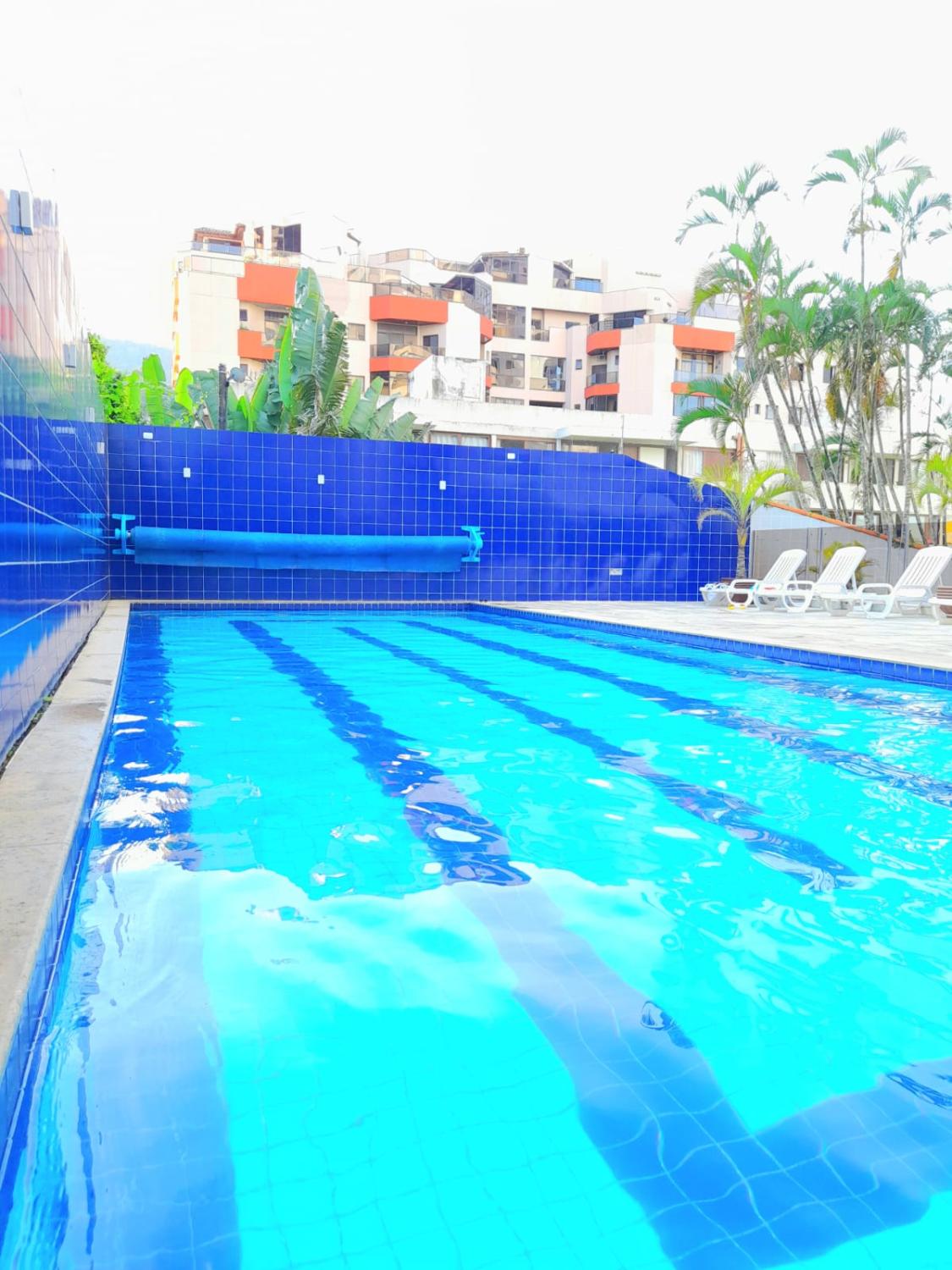 Aos fundos do condom�nio, voc� conta essa piscina em deck elevado, equipada com espregui�adeiras e guarda-sol, para os dias mais quentes.
