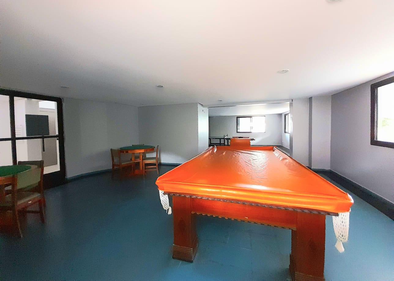 Sal�o de jogos equipado com mesa de bilhar, mesa de ping-pong e mesas para jogos de baralho e domin�..
