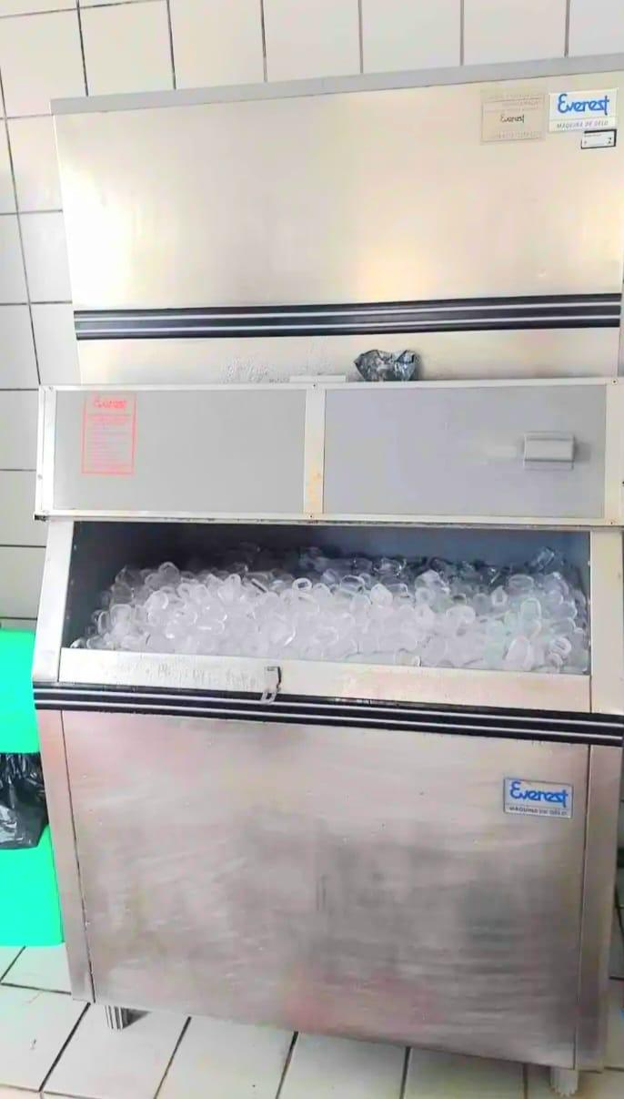 Para os dias mais quentes e antes de ir � praia ou piscina, passe na m�quina de gelo e encha seu cooler de gelo para deixar suas bebidas bem geladinha.